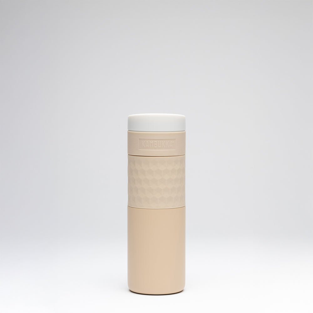 kambukka-etna-grip-kaffeebecher-500-ml-barely-beige image 4